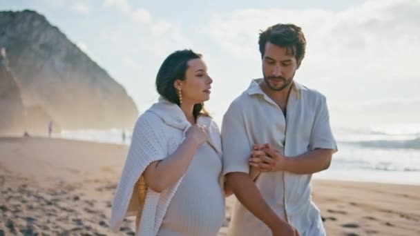 Muž Kráčí Těhotnou Ženou Slunné Písečné Pláži Zblízka Pohledný Milující — Stock video