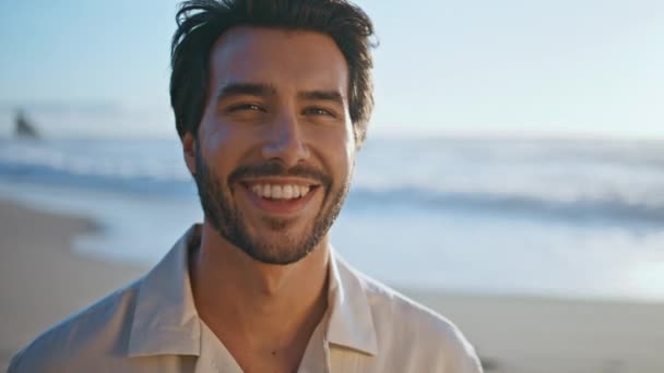 Retrato Homem Feliz Modelo Posando Costa Mar Ensolarado Noite Verão — Vídeo de Stock