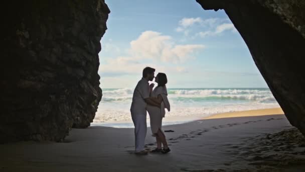 Werdende Mutter Küsst Stehenden Sandstrand Steinernen Klippenschatten Glückliches Romantisches Paar — Stockvideo