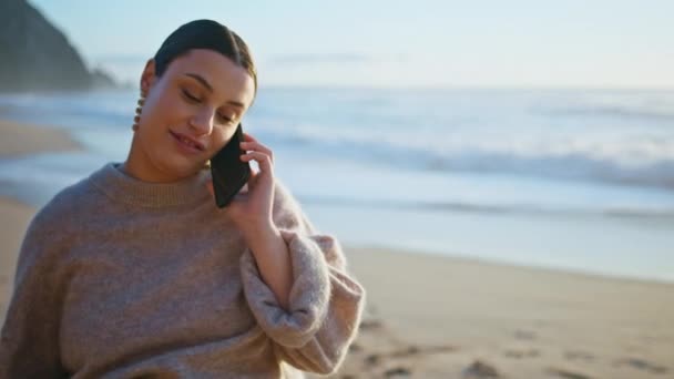 Майбутня Мати Дзвонить Піщаний Пляж Крупним Планом Посміхаючись Безтурботна Вагітна — стокове відео