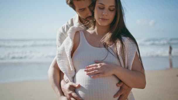 Působivý Těhotný Pár Pózující Krásné Slunné Pláži Zblízka Milující Manžel — Stock video