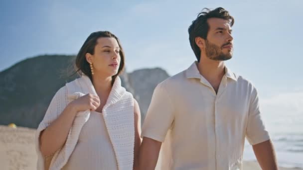 Beau Couple Enceinte Détendre Ensemble Marcher Côte Mer Ensoleillée Gros — Video