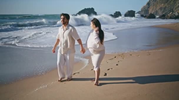 Família Grávida Desfrutando Caminhar Bela Costa Oceano Sorrindo Para Outro — Vídeo de Stock