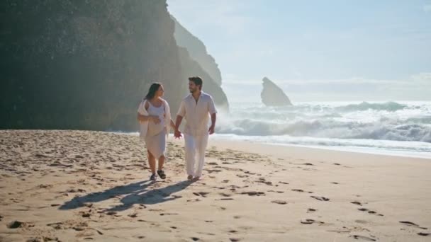 怀孕夫妇散步海滩美丽的暑假 幸福的新婚夫妇在阳光明媚的海滨停下来亲吻放松 正在等待孩子的爱人在浪漫的假期里感到快乐 — 图库视频影像