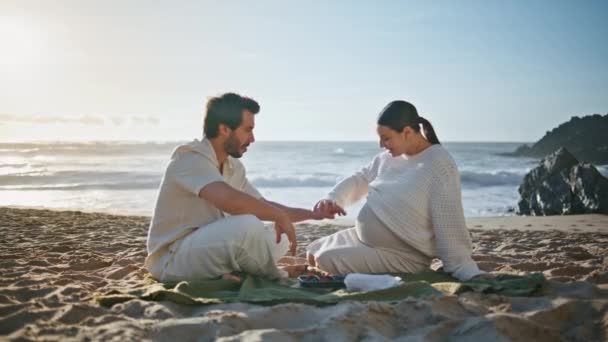 Seara Picnic Cuplu Însărcinat Stând Plajă Nisip Petrecând Întâlnire Romantică — Videoclip de stoc