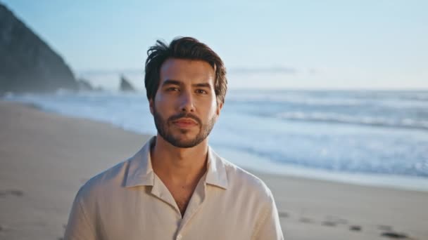 Atraktivní Italský Chlap Stojí Pláži Sám Těší Krásné Moře Detailní — Stock video