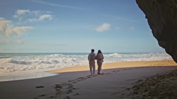 Bezstarostní Manželé Přestupující Plážový Písek Utíkající Vln Oceánu Zadní Pohled — Stock video