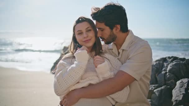 Pareja Esperando Bebé Pie Hermosa Playa Soleada Abrazando Cerca Suave — Vídeos de Stock
