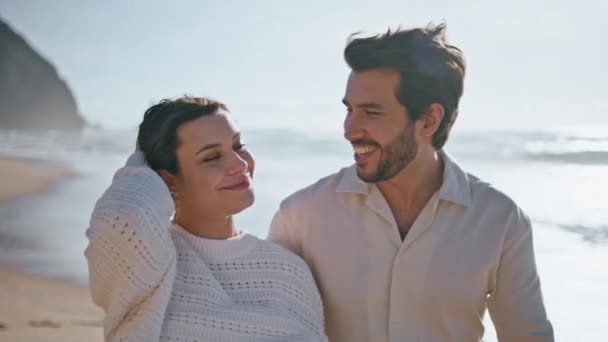 Bezstarostní Mladí Manželé Procházka Krásné Slunné Pobřeží Oceánu Detailní Šťastný — Stock video