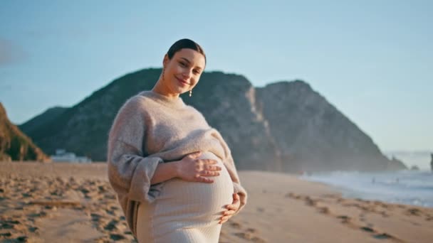 Menina Grávida Posando Praia Com Sorriso Feliz Bela Mãe Expectante — Vídeo de Stock