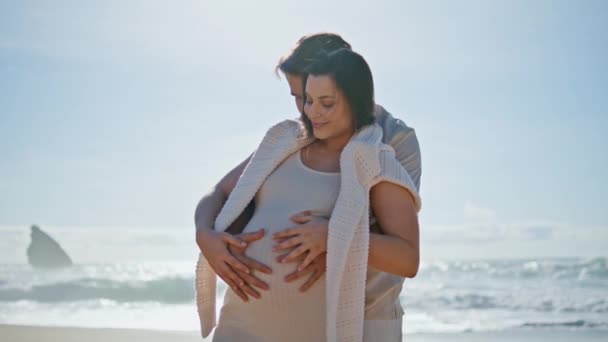 기다리는 서있는 햇볕이 해변에서 주말을 보내는 임신을 즐기는 사랑하는 부드러운 — 비디오