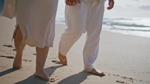 Paar Beine Fuß Strand Der Nähe Des Ozeans Nahaufnahme Barfüßiges — Stockvideo