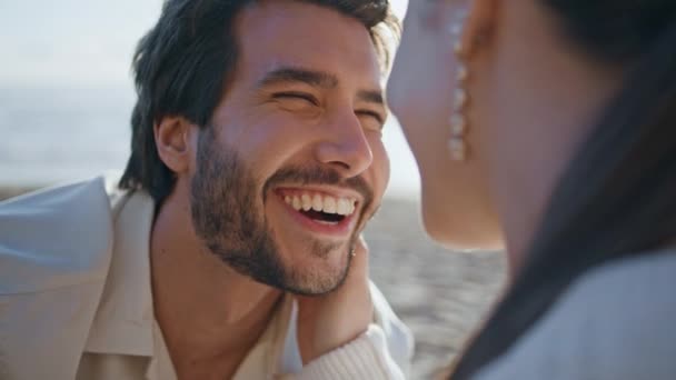 Счастливые Возлюбленные Улыбающиеся Друг Другу Сидя Солнечном Пляже Романтических Выходных — стоковое видео