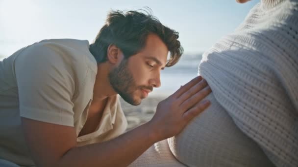Φροντίζοντας Τον Άνθρωπο Χαϊδεύοντας Έγκυο Κοιλιά Αγαπημένη Σύζυγος Κάθεται Ηλιόλουστη — Αρχείο Βίντεο