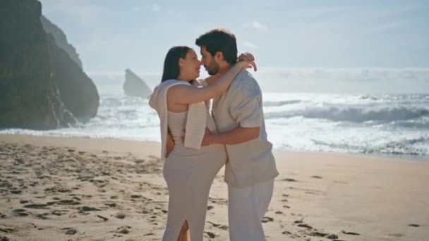 Milující Manželé Líbání Mořském Pobřeží Očekávají Dítě Něžná Těhotná Žena — Stock video