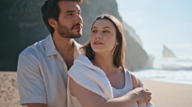 Evli çiftler yaz sabahı harika kumlu sahil yürüyüşlerinden hoşlanırlar. Tasasız genç eşler güzel deniz kıyısında aile hafta sonlarında birlikte dinleniyorlar. Yakışıklı sakallı koca sevgili karısına sarılıyor..