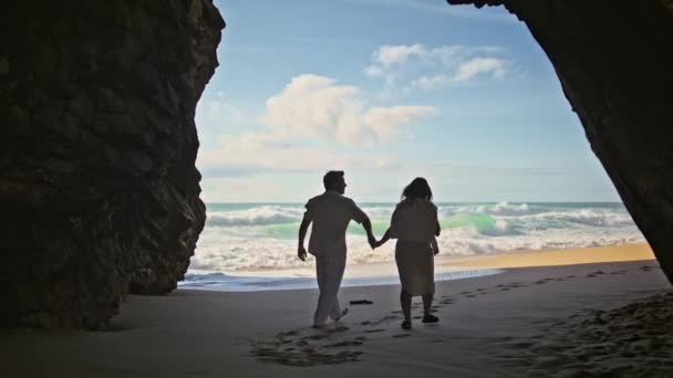 Вид Сзади Пара Прогулок Побережью Тени Скалы Молодые Любящие Супруги — стоковое видео
