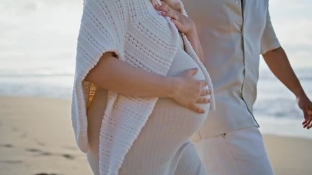 Mann Hand Berührte Schwangerschaftsbauch Geliebte Frau Fuß Schönen Strand Nahaufnahme — Stockvideo