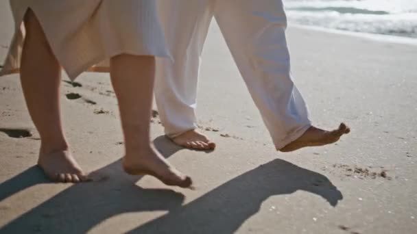 Pár Nohou Stoupá Písek Zlatá Pláž Zanechává Stopy Detailně Neznámý — Stock video