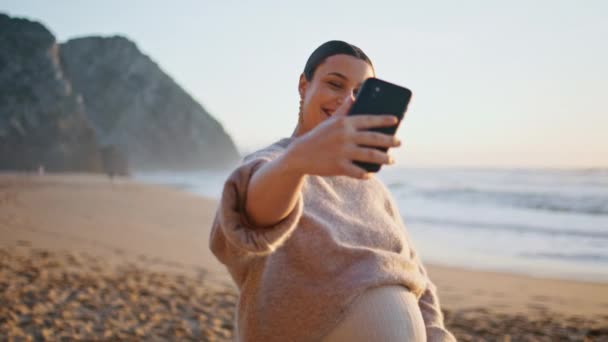Zwangere Vrouw Video Bloggen Smartphone Wandelen Aan Zandkust Zomer Avond — Stockvideo