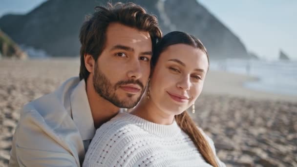 Retrato Casal Romântico Praia Olhando Câmera Com Sorriso Terno Amantes — Vídeo de Stock