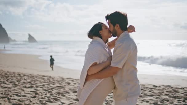 Famiglia Attesa Baciare Bambino Sulla Splendida Costa Del Mare Fine — Video Stock