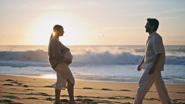 Έγκυος Ζευγάρι Αγκαλιάζεται Ηλιοβασίλεμα Νιώθοντας Ευτυχία Στοργικοί Εραστές Περιμένουν Μωρό — Αρχείο Βίντεο