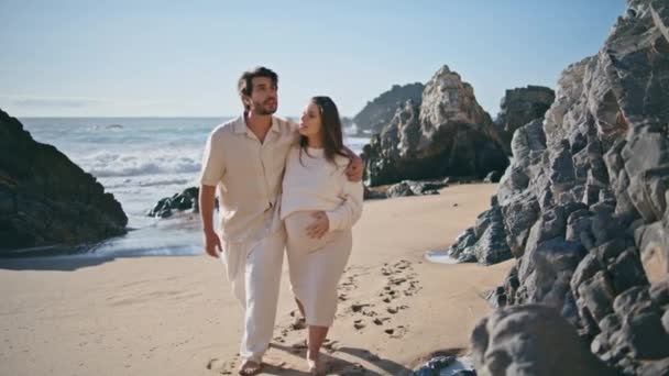 Madre Padre Embarazada Caminando Hermosa Costa Rocosa Abrazándose Juntos Despreocupado — Vídeos de Stock