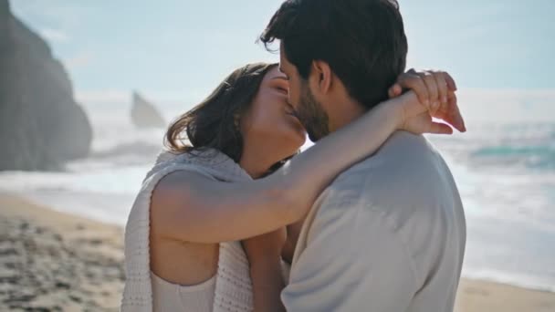 Něžné Milenci Líbání Pláži Výdaje Romantické Rande Slunné Pobřeží Zblízka — Stock video