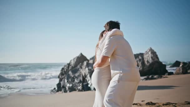 Objímání Vyčkávající Rodič Procházející Slunný Oceán Pláž Těší Těhotenství Šťastné — Stock video