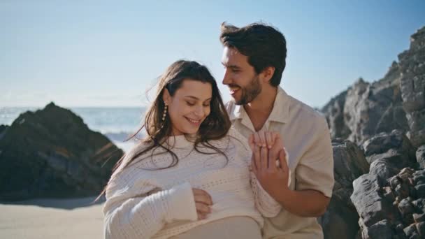 Pareja Joven Disfrutando Del Embarazo Relajándose Soleada Costa Del Océano — Vídeo de stock