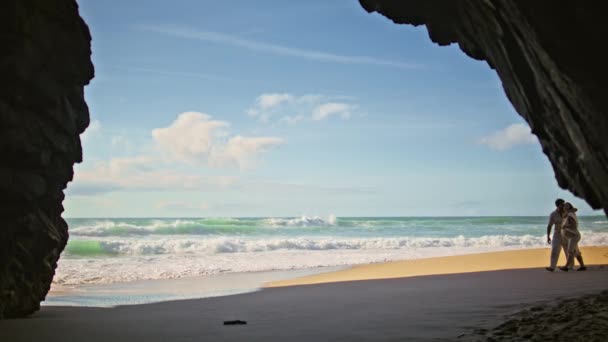 Беззаботная Семья Отправляется Пляжный Песок Тень Высоких Скал Неизвестная Беременная — стоковое видео