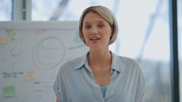 Vállalati Személyzet Beszél Szeminárium Tárgyalóterem Közelkép Női Vezető Válaszol Kérdésekre — Stock videók