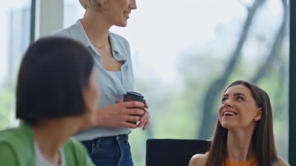 Garotas Negócios Rindo Trabalho Quebrar Close Feliz Sorrindo Equipe Mulheres — Vídeo de Stock
