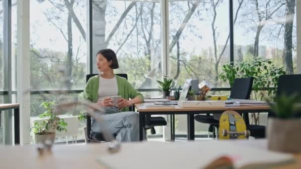 Empresaria Relajada Tomando Café Tomando Descanso Oficina Compañía Calma Mujer — Vídeos de Stock