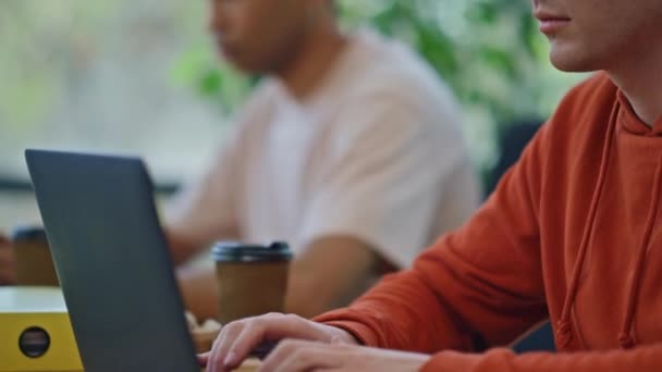 Man Vingers Sms Computer Toetsenbord Bij Coworking Close Blanke Jonge — Stockvideo