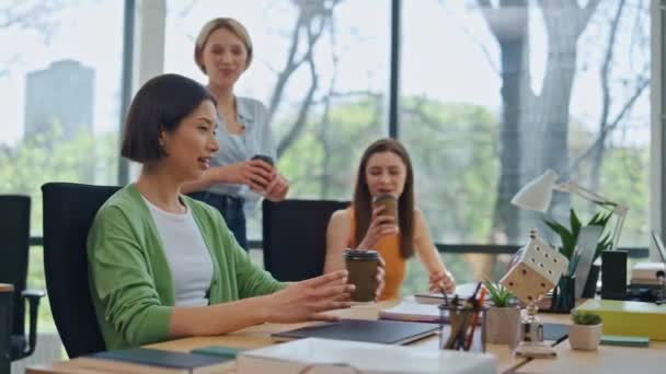 Rekan Rekan Perusahaan Yang Ramah Menikmati Istirahat Duduk Tempat Kantor — Stok Video