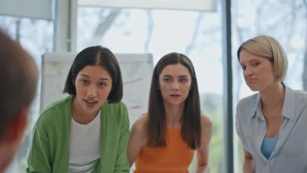 Jovens Iniciantes Discutindo Reunião Negócios Escritório Empresa Close Mulher Asiática — Vídeo de Stock