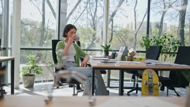 Die Geschäftsfrau Genießt Die Pause Beim Coworking Attraktiver Seriöser Büroleiter — Stockvideo