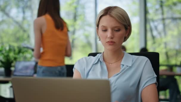 Poważna Kobieta Pracująca Laptopie Spokojny Businesswoman Znalezienie Rozwiązania Nowoczesnym Miejscu — Wideo stockowe
