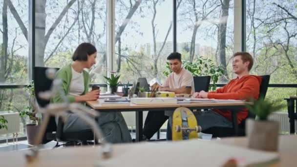 Креативная Команда Неформальное Общение Офисе Счастливая Азиатка Менеджер Смеётся Над — стоковое видео