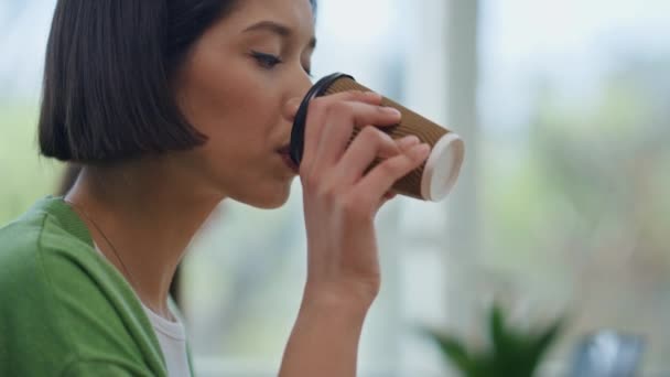 Asiatisk Kvinna Smuttar Kaffe Dagtid Kontor Närbild Fokuserad Startuper Skriva — Stockvideo