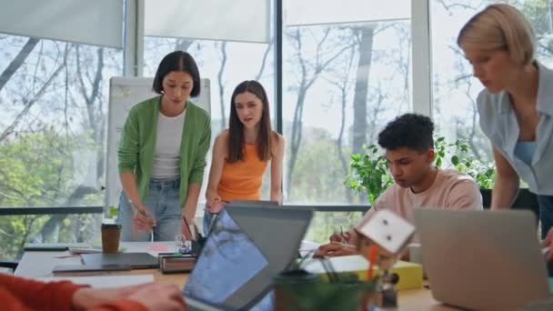 オフィス会議室でブレインストーミングする若いチームの同僚 ボードルームの朝にアイデアを共有するビジネスプロジェクトを議論するクリエイティブな同僚 作業戦略スタートアップを説明する集中リーダー女性 — ストック動画
