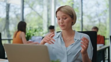 Açık uzay ofisinde dizüstü bilgisayarla konuşan heyecanlı bir bayan. Mutlu iş kadını bilgisayar ekranında duygusal bir konuşma yapıyor. Çevrimiçi konuşan hareketli kadın proje fikirleri tartışıyor 