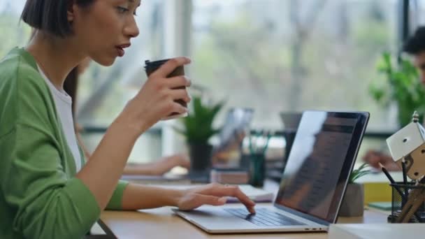 亚洲女人在白天喝茶时在小憩处打笔记本电脑 非洲裔美国人问内阁的同事 多种族管理员团队在协同工作中搜索计算机讨论 团队精神 — 图库视频影像