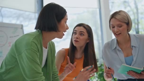 Mulheres Emocionais Discutindo Ideias Projeto Sala Reuniões Moderna Close Jovens — Vídeo de Stock