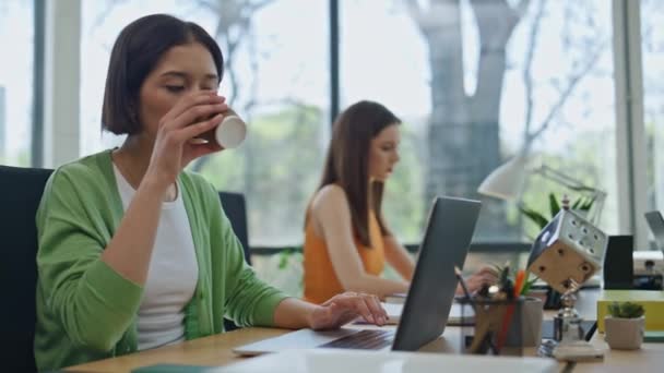 Mulher Focada Bebendo Café Digitando Laptop Luz Dia Lugar Closeup — Vídeo de Stock