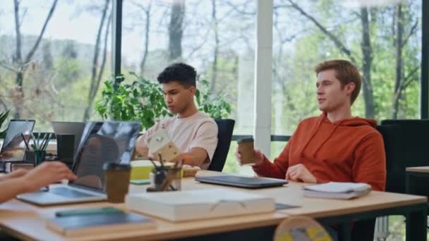 Junger Mann Beendet Laptop Arbeit Und Schließt Notizbuchdeckel Büro Selbstbewusster — Stockvideo