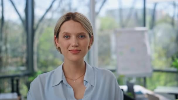 Porträt Einer Jungen Geschäftsfrau Die Inneren Des Kabinetts Posiert Glücklich — Stockvideo