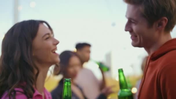 Para Imprezowiczów Rozmawia Tarasie Zrelaksowany Szczęśliwy Mężczyzna Pijący Piwo Imprezie — Wideo stockowe